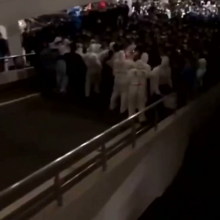 Çin'in Şangay Pudong havalimanında bir kargo çalışanında Sars virüsü tespit edilmesi sonrası yetkililerce karantinaya alınmak istenen 14 bin kişi havalimanından kaçmaya çalışıyor. https://t.co/eif4J9K020