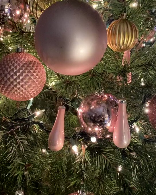 Rose gold tree this year ? https://t.co/ynQbO3TRx3