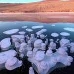ロシア・バイカル湖でできた氷の芸術!氷の中に閉じ込められた層状の気泡