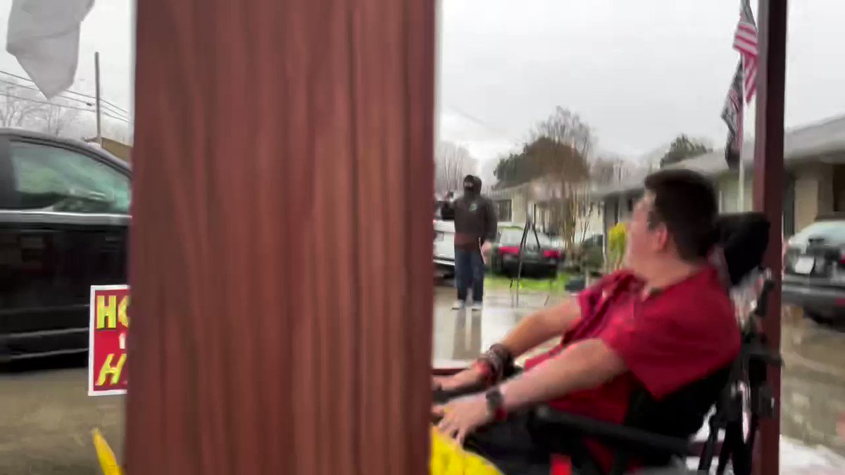 HEARTWARMING UPDATE♥️
The Morristown family will be honking a different horn courtesy of TN native @jtimberlake ! The recording artist saw how Jacob and his dad were in desperate need of an accessible van and decided to step in and gift them with new wheels today! https://t.co/L6TCHOOiER
