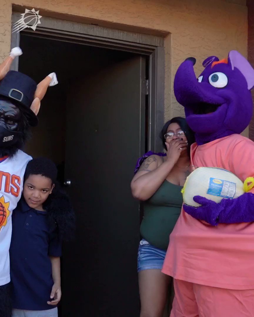 Spreading some love this holiday season with @PHXFire and @DeandreAyton!
Happy Thanksgiving from our family to yours 💜🧡🦃 https://t.co/uAZpqgIHju