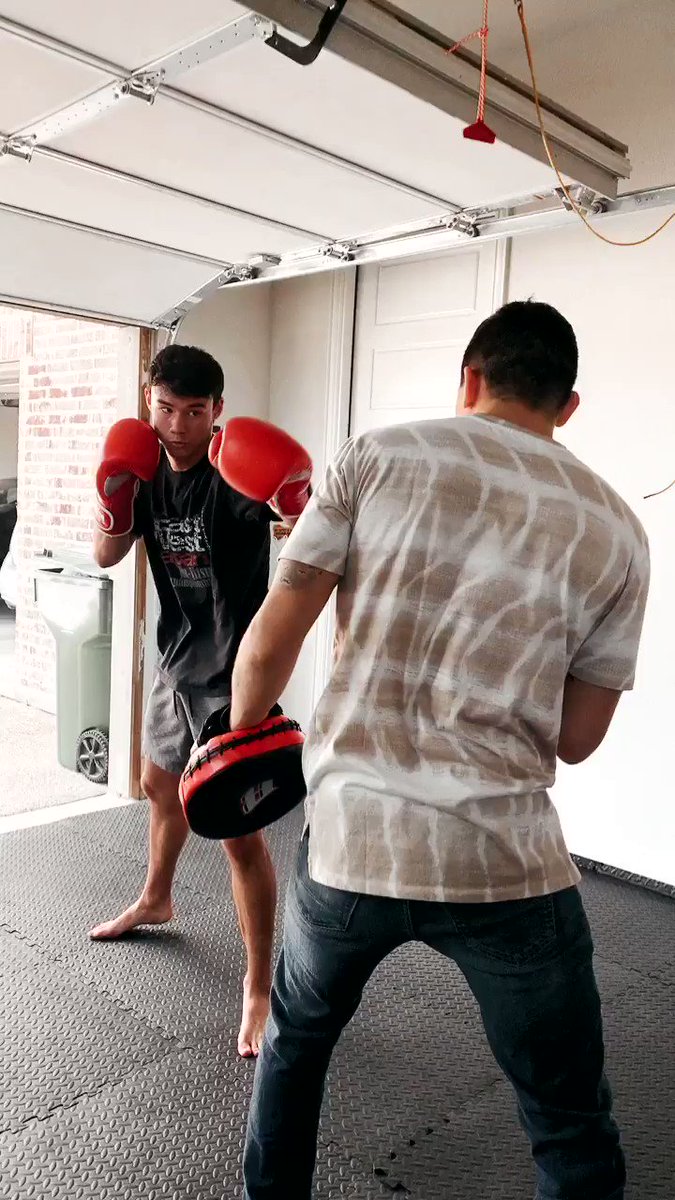 A little thanksgiving work 🔥
We’re a fighting fam. We learn from each other and I’m thankful for that bond.
Happy thanksgiving 🤍 https://t.co/6lLDO8dIQU