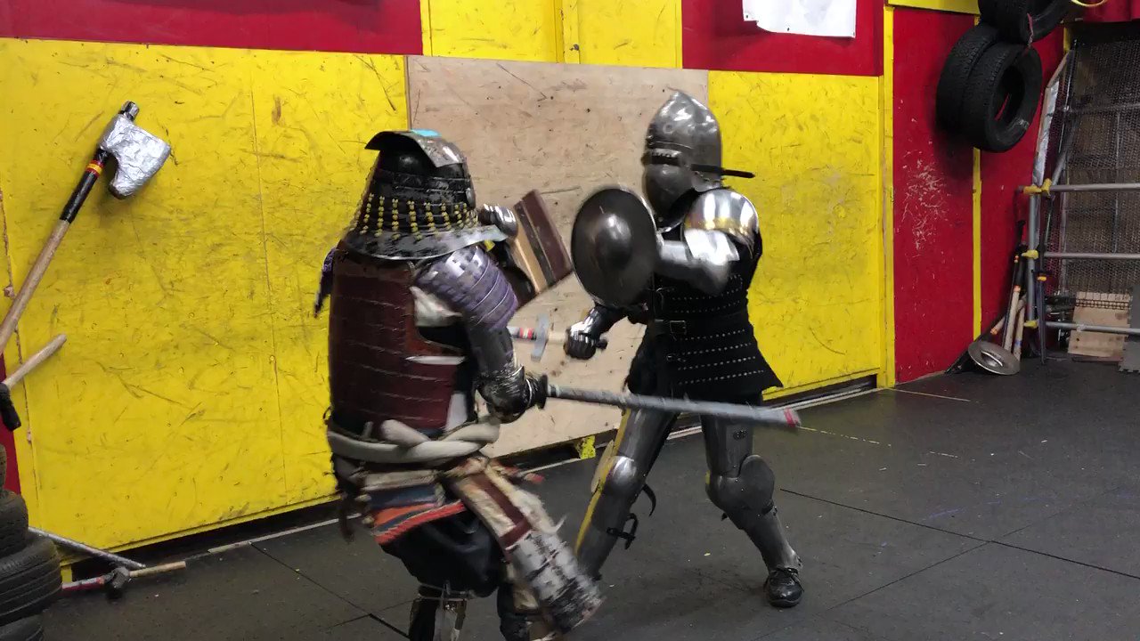 キャッスル ティンタジェル 鎧 甲冑 西洋剣術 アーマードバトル Jabl Japan アーマードバトルって男性のスポーツと思っていませんか 女性だって25kgの鎧着て戦えるのです 和甲冑は武士道クラスの新人の姫武士hさん Chica Podrida Vs 先輩