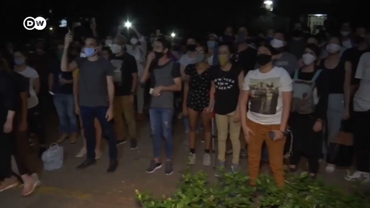 Protesta excepcional en #Cuba
Grupo de unos 200 cineastas y artistas reconocidos internacionalmente entonan el himno nacional frente al Ministerio de Cultura de La Habana
Reclaman diálogo y libertad de expresión y protestan por el desalojo del #MovimientoSanIsidro /cc https://t.co/2AqZkHodHJ