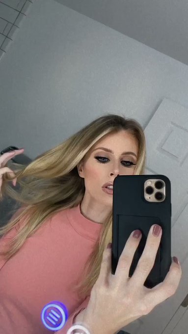 Thinking of doing something different with my hair ? 

Thoughts? https://t.co/jUKdsJl8fc
