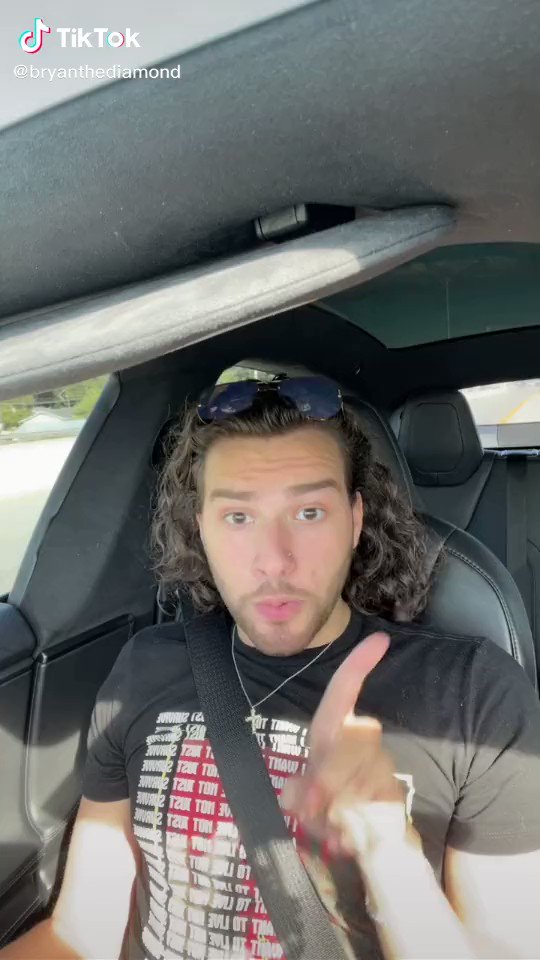 My mans criticizing $TSLA while eating a salad on autopilot 🤣. h/t @rdwrt https://t.co/lhF0XWBgci