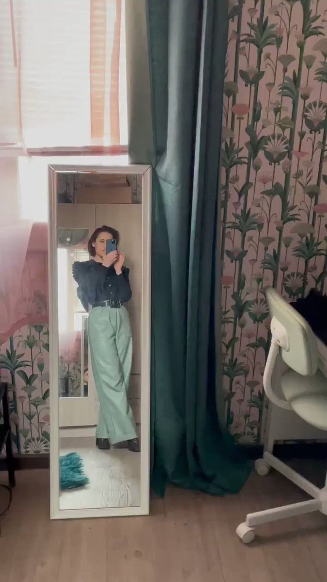 Hiding behind my phone = shy girl (and yes Iโm listening to The Weeknd every day) #selfie https://t.co/HlOgIpbscy