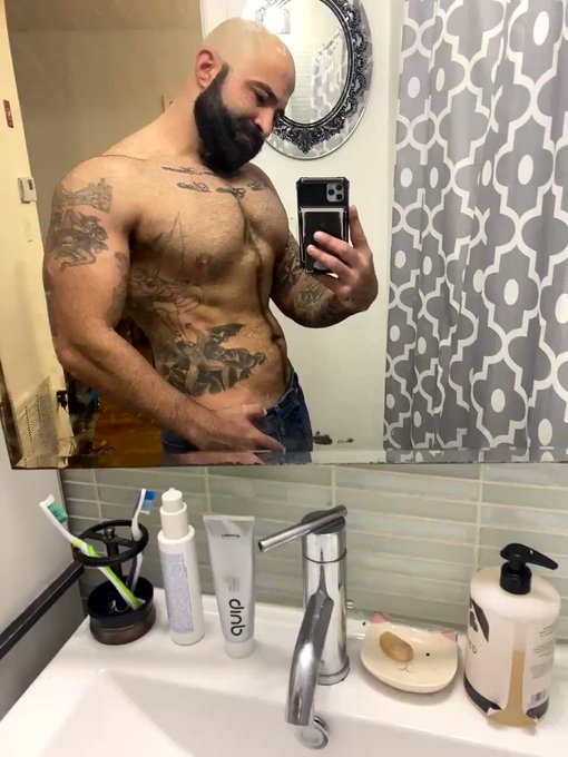 Had a Britney moment and trimmed my body hair https://t.co/VhTtcMoOFV