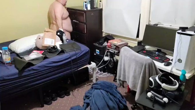 Cleaning my room. Haha https://t.co/VGuYz5NZjQ