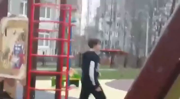 Мужчина кидал детей. Мужчина кидал детей. Отец швыряет детей об пол. Издевательство над ребенком в омске. Мужчина кидал детей.