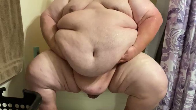 Belly shaking but kinda enjoy my balls hitting the tub. https://t.co/BoKwP3GgS0 https://t.co/GInpITi