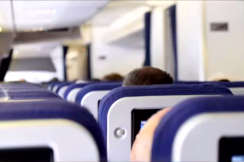 飛行機の英語アナウンスの後の日本語アナウンスが…「絶対もっと言ってたじゃん」ってなるw