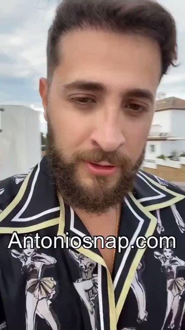 السيارة يا عيال مغنطيس بنات وين اصفها اشوف بنات يقعدون عليها و يتصورون معاها و اليوم شفت الحلوة دي تراها