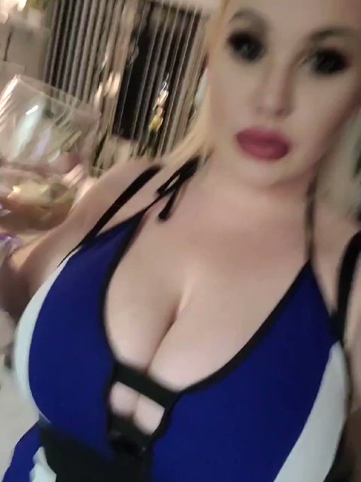 Wine o clock ? https://t.co/5AURJu0g7E