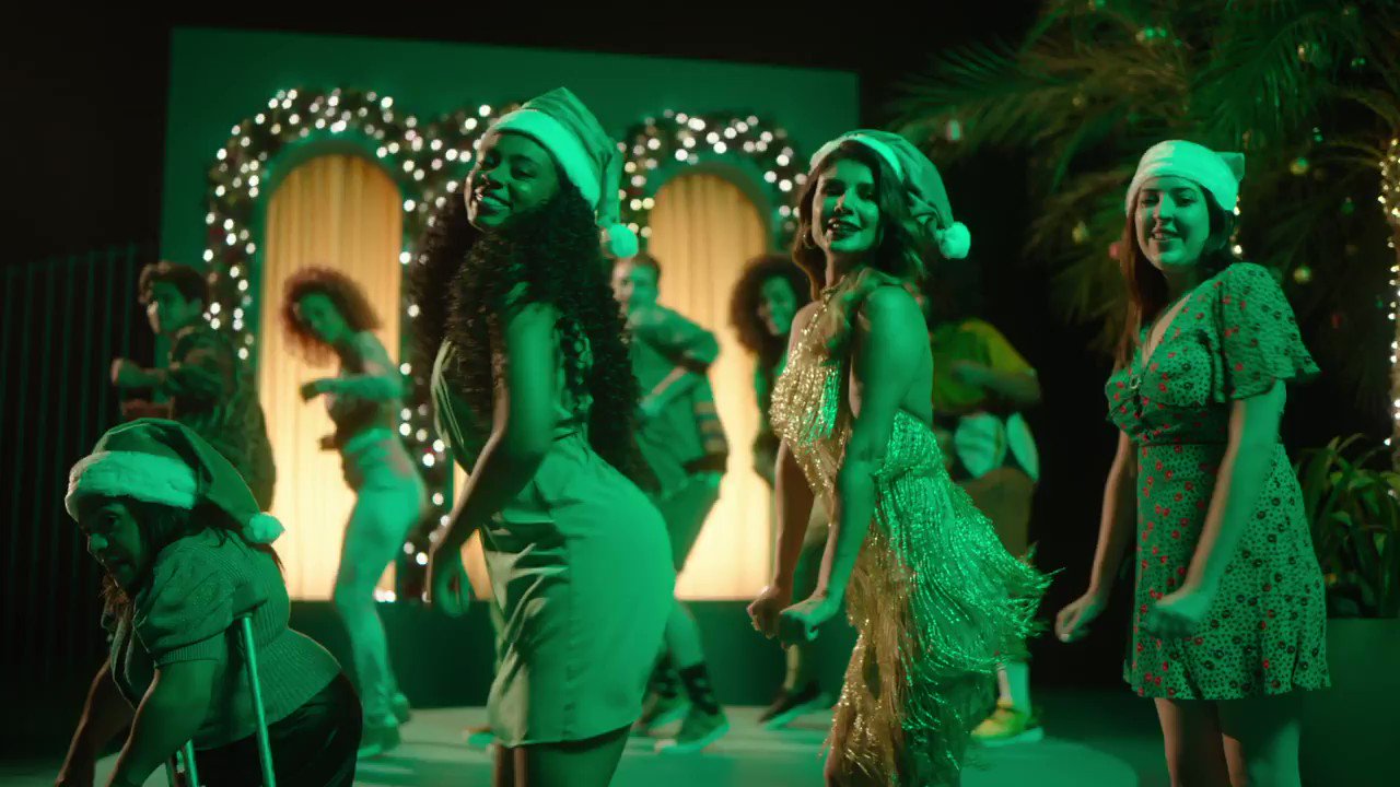 Paula Fernandes lança versão em português de Jingle Bell Rock - 101FM