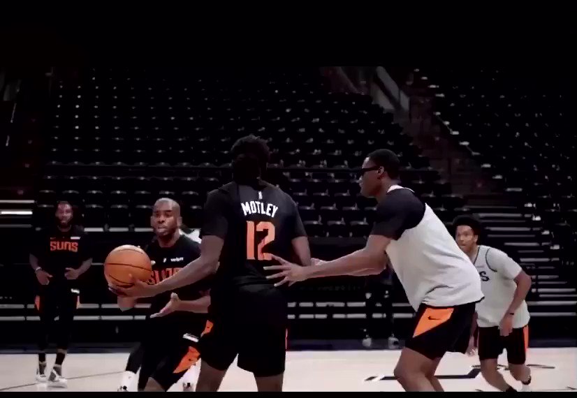 RT @ZonaHoops_: My lord. This is just rookie abuse from Chris Paul (via @Suns)
Rude. https://t.co/KWqyEWOvW7