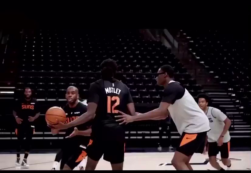 RT @ZonaHoops_: My lord. This is just rookie abuse from Chris Paul (via @Suns) 

Rude. https://t.co/KWqyEWOvW7