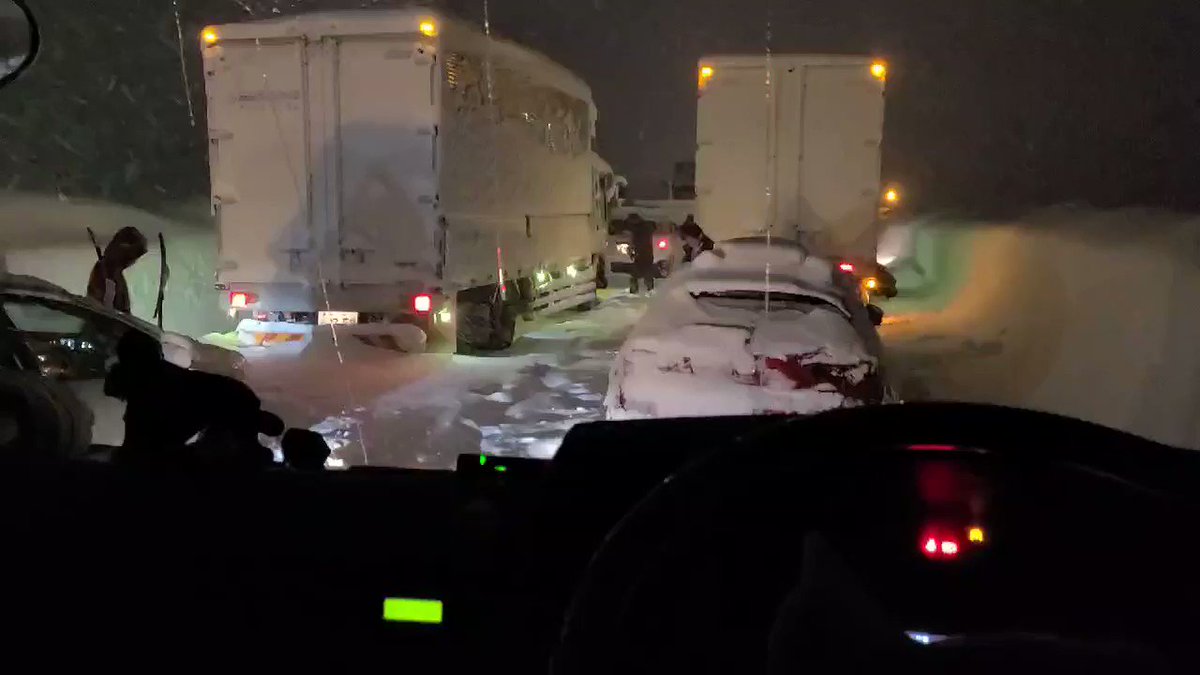 停車して約11時間経ちました 新潟で大雪 立ち往生する車が続出 巻き添えで一晩中渋滞に閉じ込められた人たちの実況まとめ Togetter 停車して約11時間経ちました 新潟で大雪 立ち往生する車が続出 巻き添えで一晩中渋滞に閉じ込められた人たちの実況まとめ Togetter