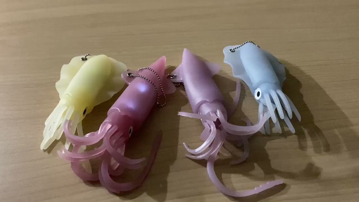 アイピーフォー カプセルトイ 公式 Gt ﾉｼ 1月新発売商品のご紹介 Squid Light でっかい イカが 光る 衝撃が加わるとほわ んと妖しく光ります 300 税込 1月14日 木 発売予定 ガチャガチャ イカ T Co