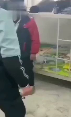 扒女生扒衣服裤宿舍子校园暴力    