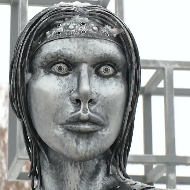 Памятник Аленке в Нововоронеже шоколадка