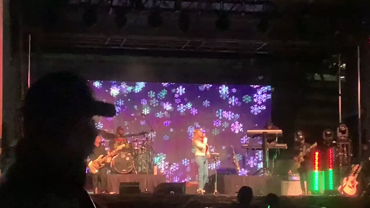 RT @barbzsimp: tori kelly covering THE mariah carey’s- all i want for christmas is you. https://t.co/FfApUwunt4