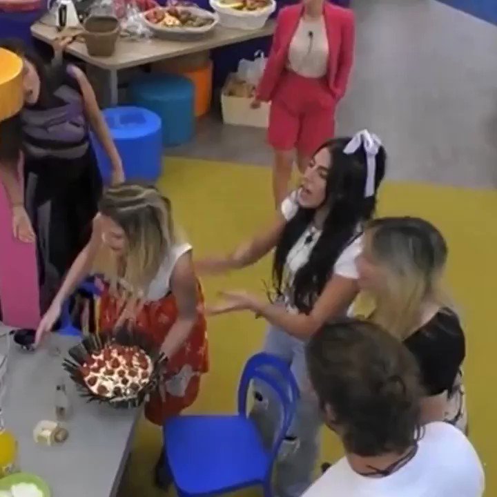 Stefania Orlando si canta happy birthday to me  