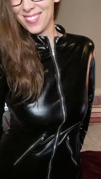#HappyNewYearsEve #latex

So this is what wearing latex feels like.
....complete with sound
#Milf #GirlsofTwitter

@RayNouski
@Bobmarley1781