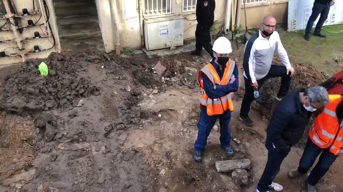 Mysterious energy source melts Tel Aviv sidewalks, prompting evacuations of several buildings in Israel 6RAqgwaA_koT2hCa