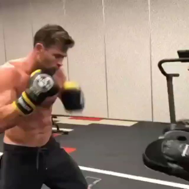 RT @BatmanBoxing: New boxing hope from Australia Chris 'Thor' Hemsworth working with mitts https://t.co/CrIEOu5CTJ