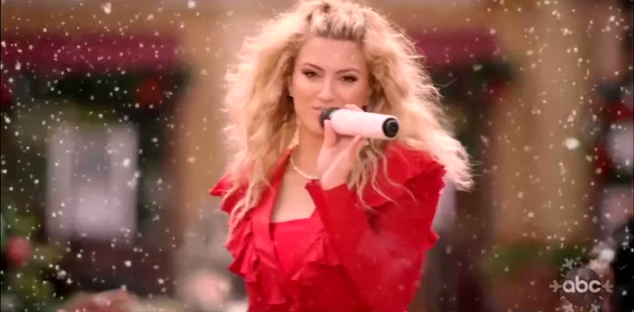 RT @tkhq8: Mariah is still QUEEN OF CHRISTMAS, but TORI KELLY IS DEF PRINCESS OF CHRISTMAS yup yup https://t.co/KNCvfWlKkb