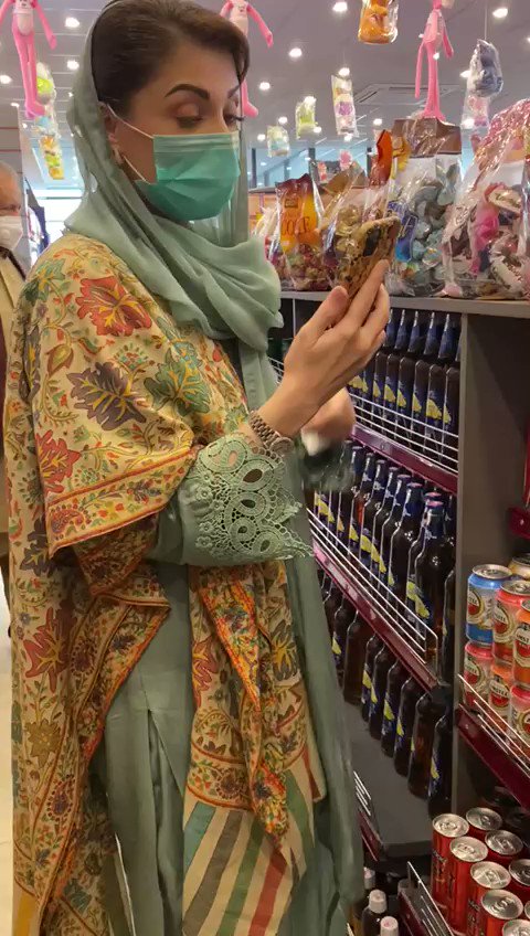 Maryam Nawaz specially stopped at a rest area on her way back to Lahore from Bwp to get things for her granddaughter Serena.. Showing her toys on a video call 😍 https://t.co/Wih0513MGO