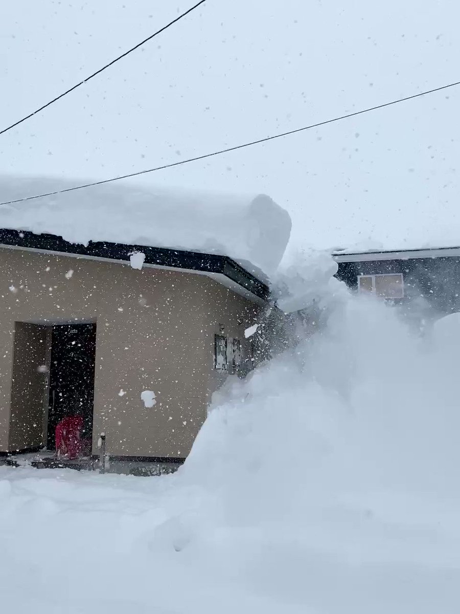 秋田県 横手市で屋根に積もった雪が雪崩を起こす様子をおさめた動画 暖かい地方の人も これは危ない とわかる Togetter