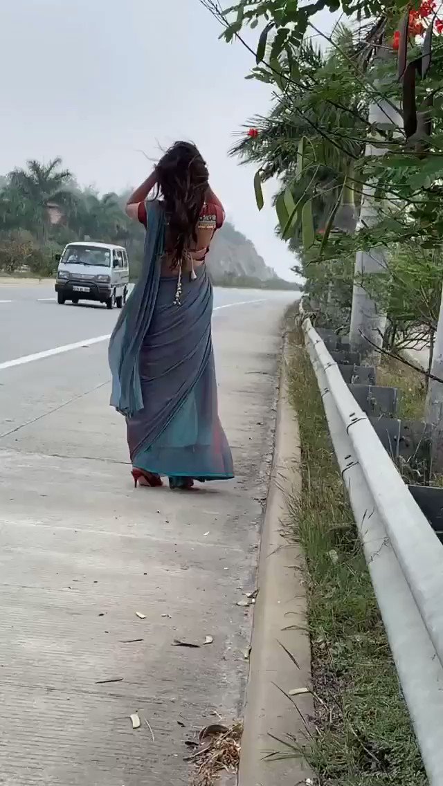 Tyrion Lannister (@OkatePani) on Twitter photo 2021-01-05 04:49:51 Reason why men love saree Reason why men love saree