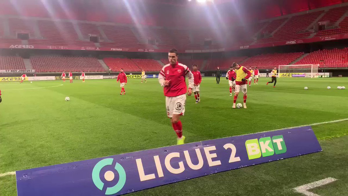 Retour aux vestiaires pour les deux équipes. | Football-Addict