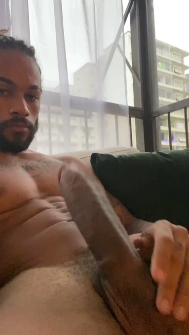 Eu sou aquele vizinho que sempre aparece pelado nas janelas//
I am that neighbor who appears naked in
