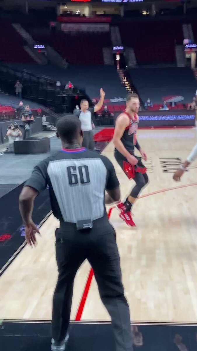Zach's CLUTCH three from the floor! https://t.co/BSRd9g0HYE