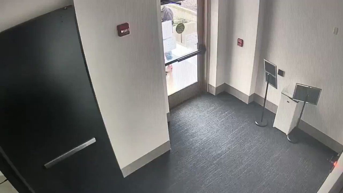 Dec 20, 2020
Oregon House of Rep. Mike Nearman (R) opened the Capitol door to far-right extremists that were unmasked, armed with rifles and objected to the stateβs coronavirus restrictions and sought to disrupt the session underway. @ORStatePolice https://t.co/5t7kMPUJoG