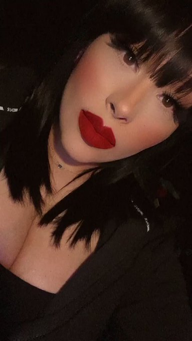 I’m a brunette again ???♥️✨ 
You guys like the new look? #AlyciaStarr https://t.co/baosPpRCgQ