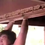 道具を使わずに、己の肉体だけで家を解体するプロレスラー!
