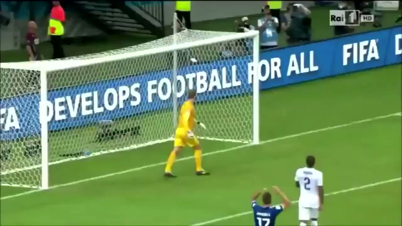  Happy 35th birthday to Joe Hart!

Here\s that time he asked nicely for the ball
