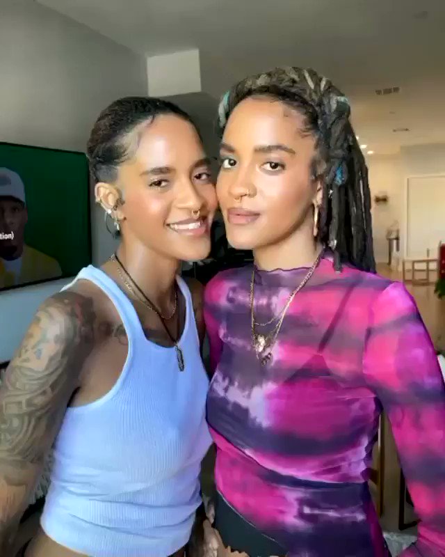 This is what you call a “natural beat” — makeup no makeup look. The glow up for 2021.
💄 @mugopus https://t.co/OPLVH0uGn1