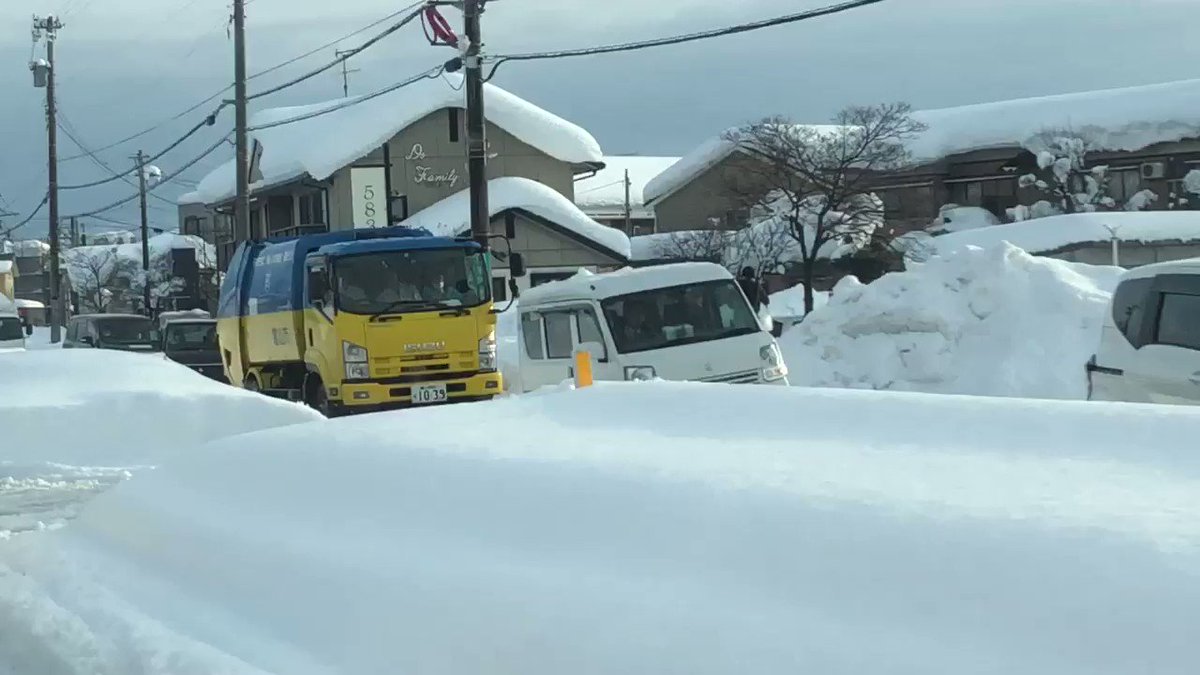 雪が踏み固められてボコボコな状態の道路をゴミ収集車が通る動画に 真ん中の人よｗ 冬場恒例のアトラクション などの感想 Togetter