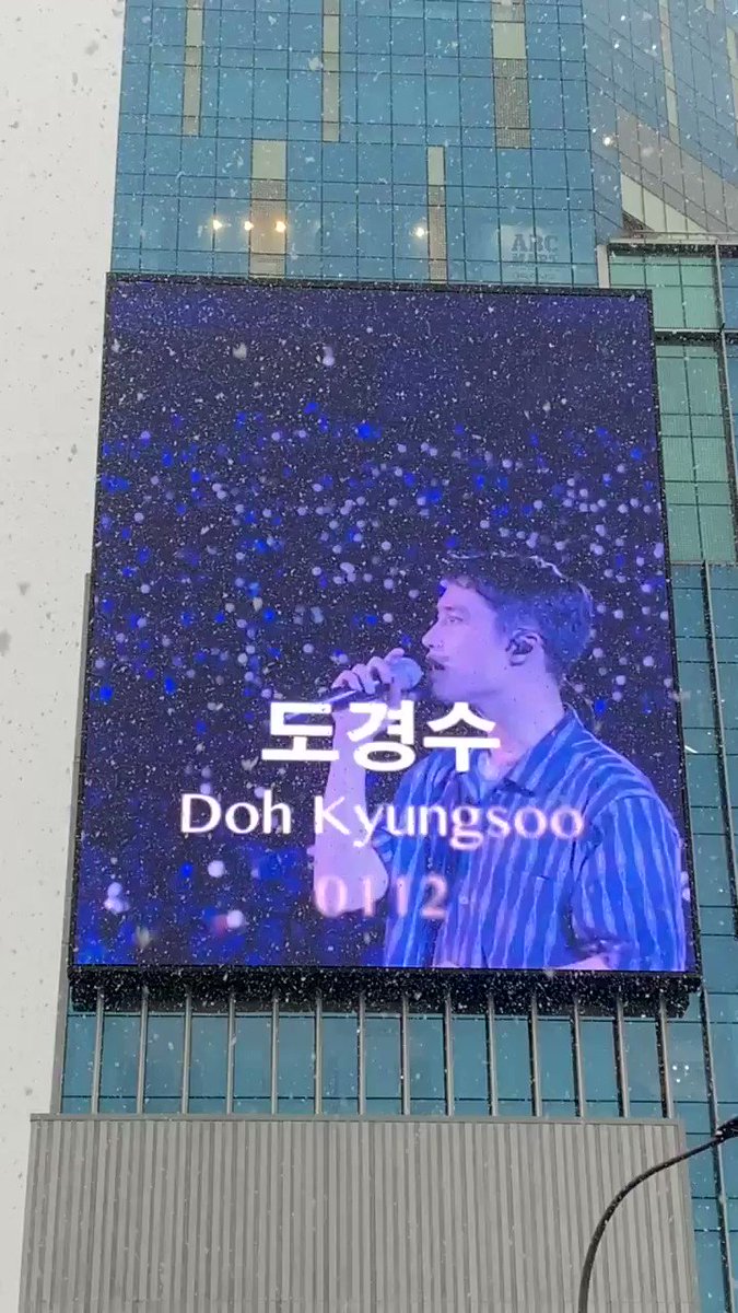 ㅇㅈㅇ ❤️ (@Dyobonbon) on Twitter photo 2021-01-12 07:43:15 아름다운 경수는 많을수록 좋다❤️ 신촌에 경수꽃이 피었네❤️ 펑펑 내리는 눈이랑 도경수 어쩜 이렇게나 잘 어울리는지😢 추운지도 모르고 한참을 봤잖아❄️ @Nacho_0112 너무 예쁜 경수 잘 봤습니다❤️ #해피됴데이 #경수야_생일축하해 #OurPrideKyungsooDay #DYODAY2021 아름다운 경수는 많을수록 좋다❤️ 신촌에 경수꽃이 피었네❤️ 펑펑 내리는 눈이랑 도경수 어쩜 이렇게나 잘 어울리는지😢 추운지도 모르고 한참을 봤잖아❄️ @Nacho_0112 너무 예쁜 경수 잘 봤습니다❤️ #해피됴데이 #경수야_생일축하해 #OurPrideKyungsooDay #DYODAY2021