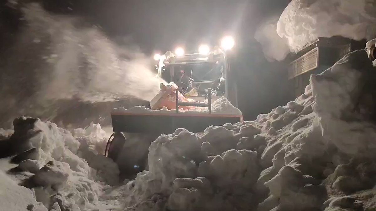 Nasir Ganaie (@NasirGanaie) on Twitter photo 14/01/2021 12:05:03 #SnowCutter at its best. Going through Reashinager road. Thanks @yasinc_ias #SnowCutter at its best. Going through Reashinager road. Thanks @yasinc_ias