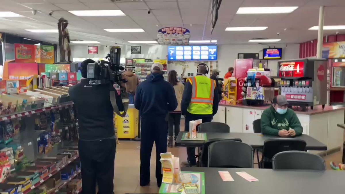 Folks are lining up at gas stations across Georgia to get their hands on Powerball and Mega Millions tickets after there were no winners. 

We talked to some folks coming in from Alabama hoping to win the jackpot! More on @cbs46 at noon. https://t.co/mF8otjSPph