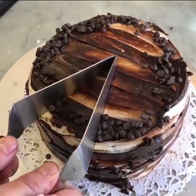 Food Network on Twitter: "CAKE HACK 🚨 Two are better than one when it  comes to cutting the perfect slice of cake! 🎂 This looks absolutely  delish, @LittleCupcakeny! https://t.co/20l4QrWUEC" / Twitter