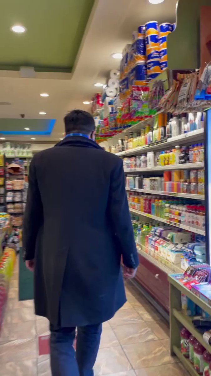 New York City loves its bodegas! The 14,000 bodegas are vital to our city - let’s support them and keep them open. 👍❤️🗽 https://t.co/pGb24IerGz