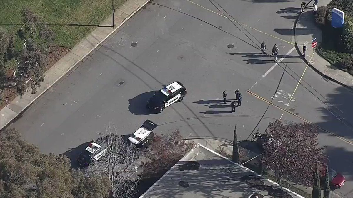 Une équipe de déminage du comté de Santa Clara a été appelée sur les lieux après qu'un "colis suspect" a été trouvé sur le Campus de Google #MountainView https://t.co/QbV2GBRt6E