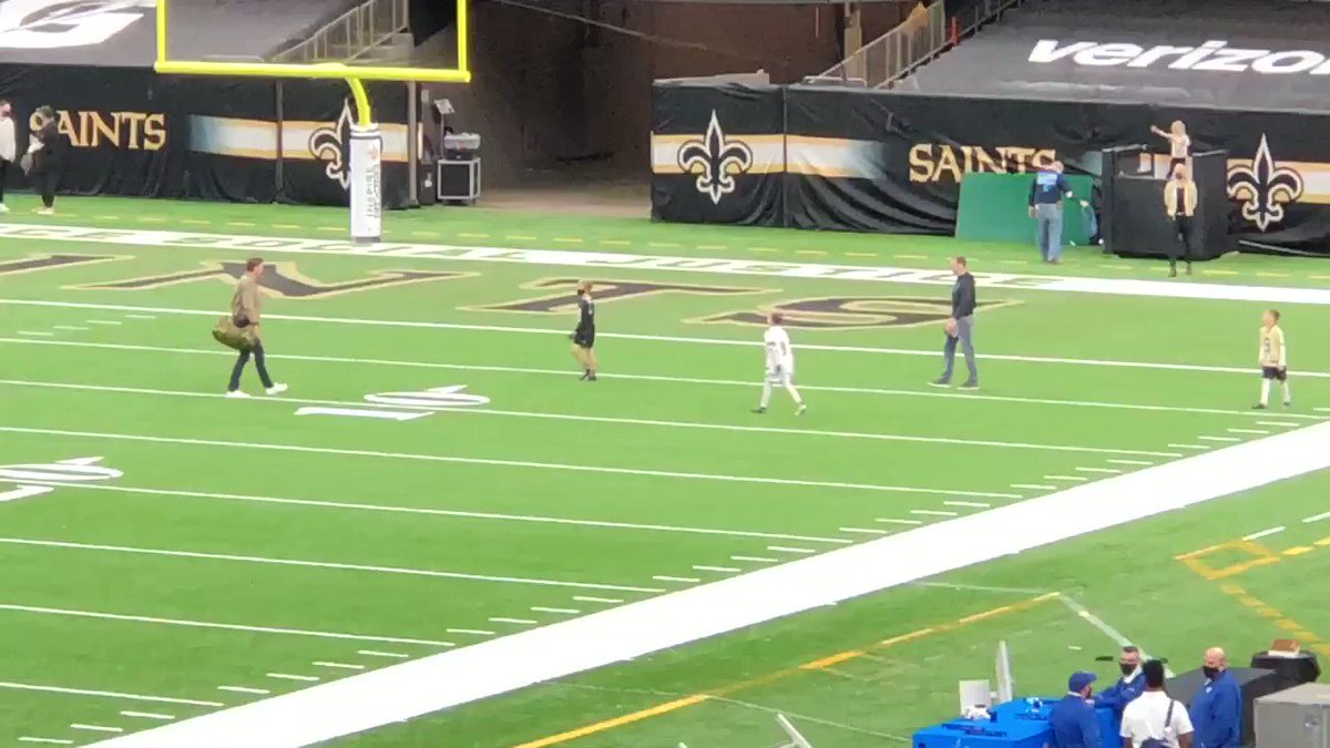 Tom Brady and Drew Brees share a moment long after the final whistle 🤝
(via @ScottSmithFOX13)
https://t.co/FBj8KhE9ad